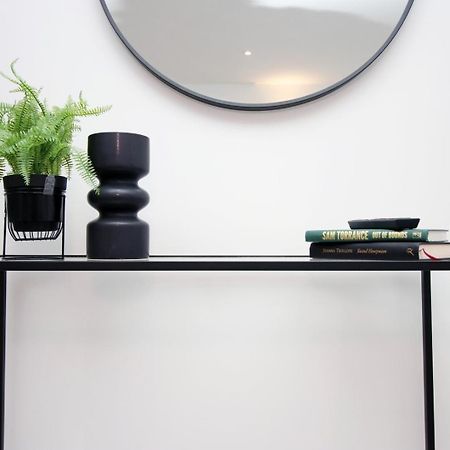 2 Bedroom With Free Parking Swindon Exteriör bild
