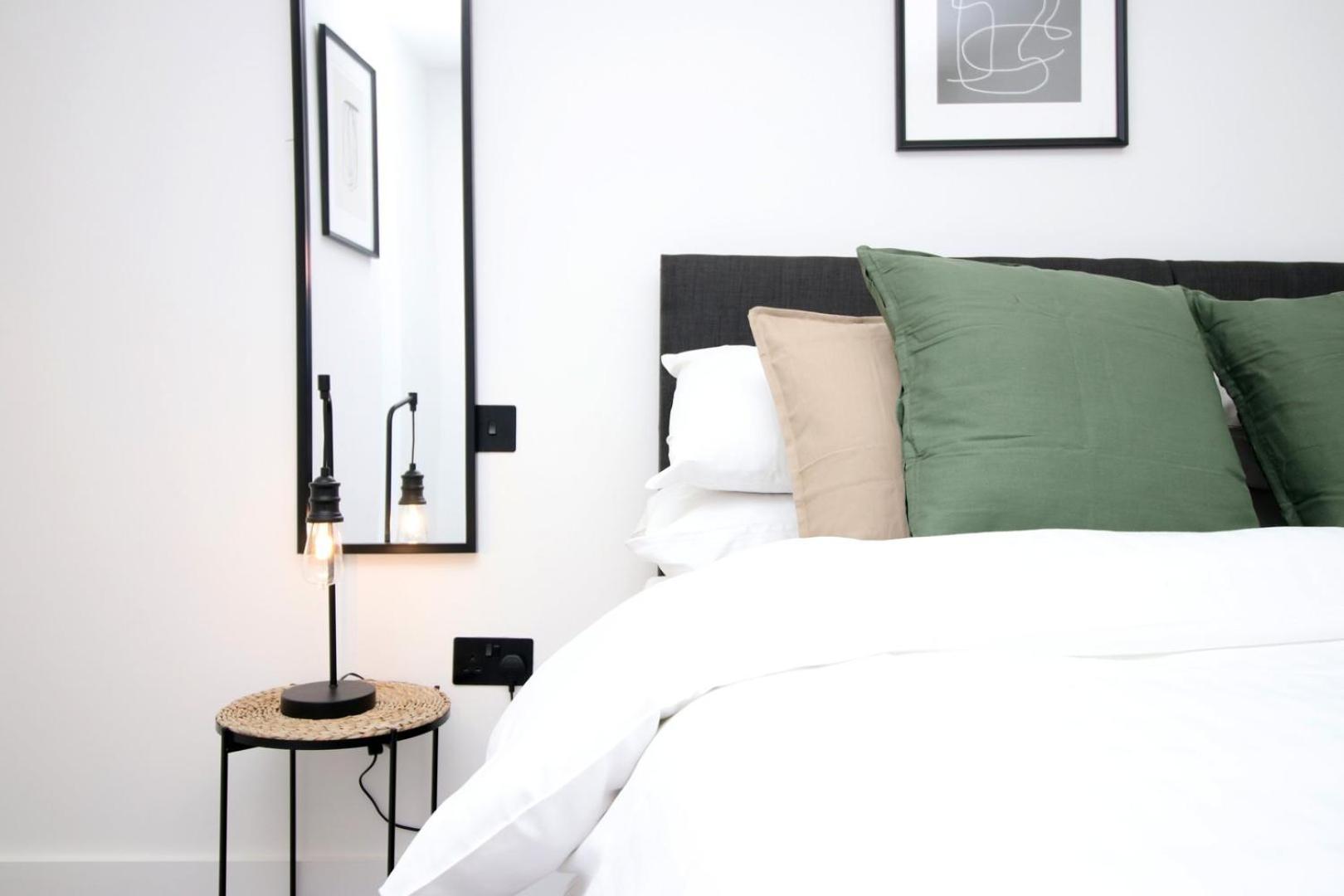 2 Bedroom With Free Parking Swindon Exteriör bild