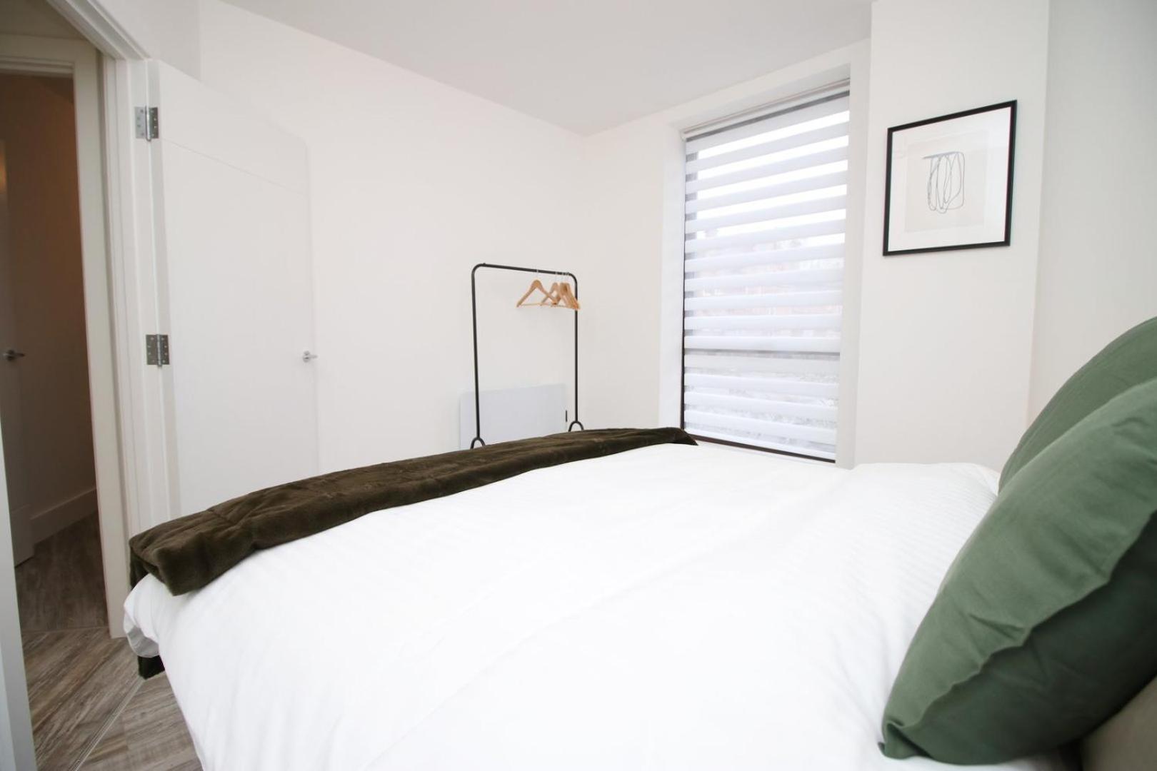 2 Bedroom With Free Parking Swindon Exteriör bild