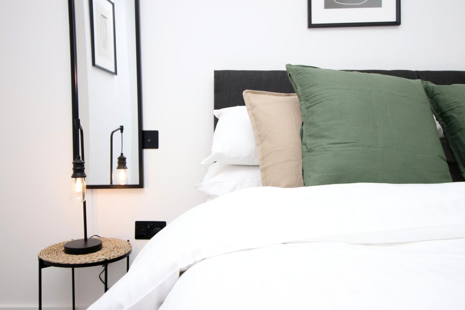 2 Bedroom With Free Parking Swindon Exteriör bild
