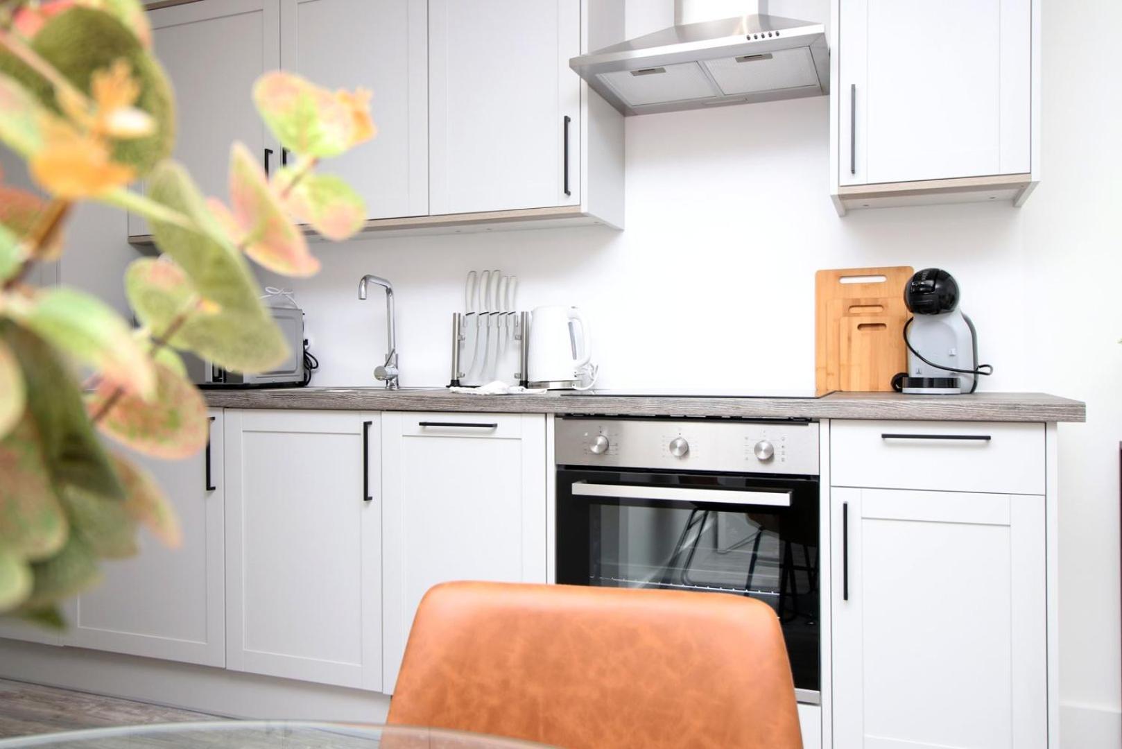 2 Bedroom With Free Parking Swindon Exteriör bild
