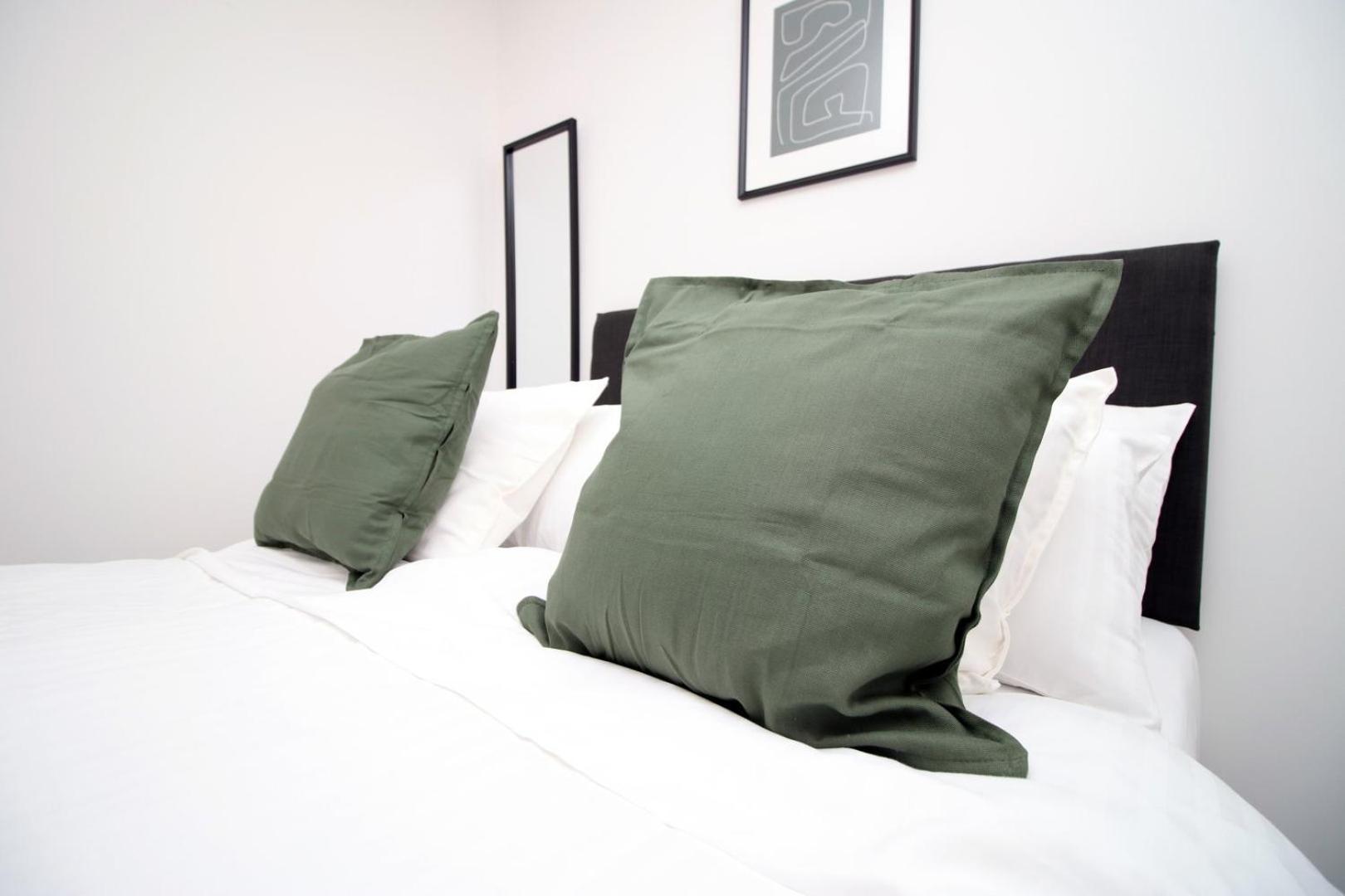 2 Bedroom With Free Parking Swindon Exteriör bild