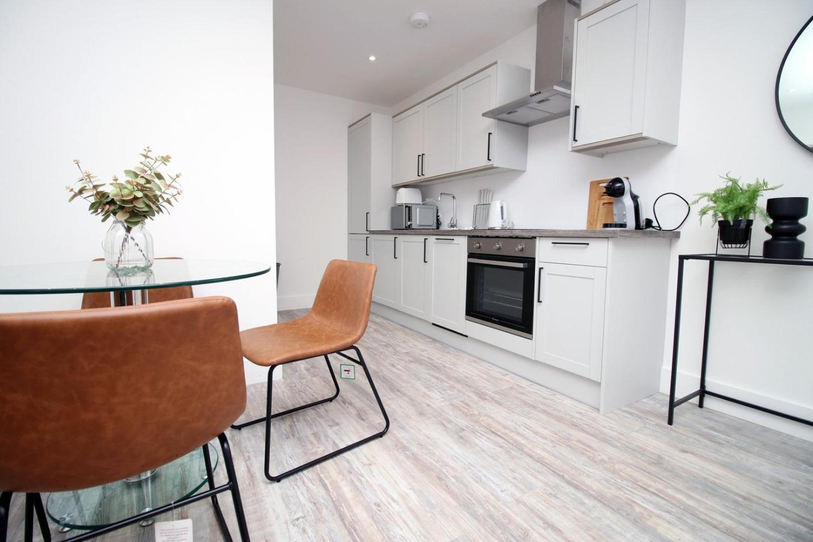 2 Bedroom With Free Parking Swindon Exteriör bild