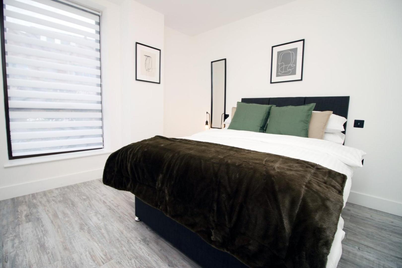 2 Bedroom With Free Parking Swindon Exteriör bild