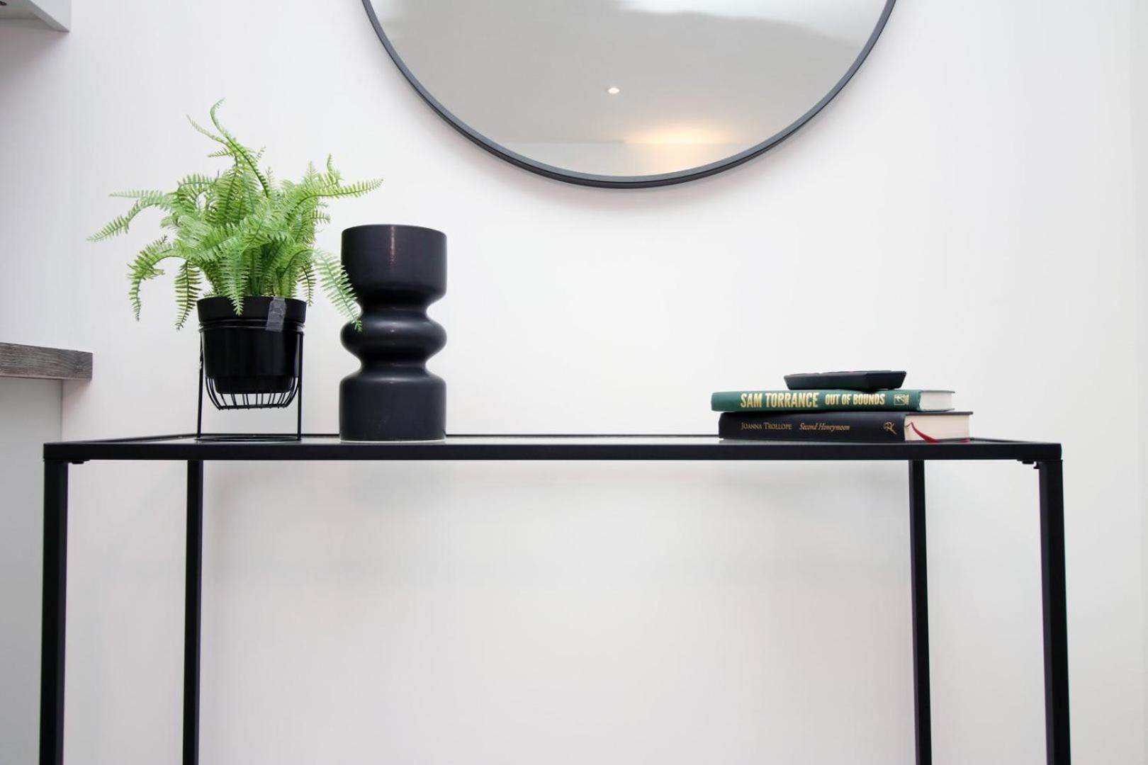 2 Bedroom With Free Parking Swindon Exteriör bild
