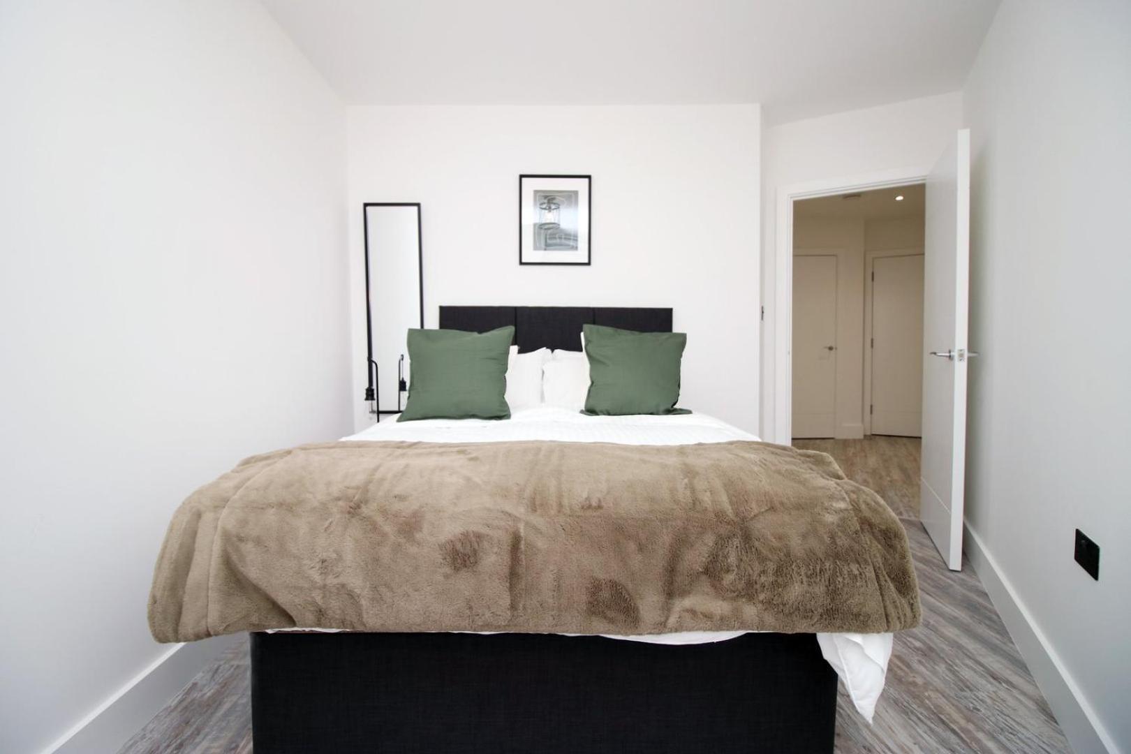 2 Bedroom With Free Parking Swindon Exteriör bild